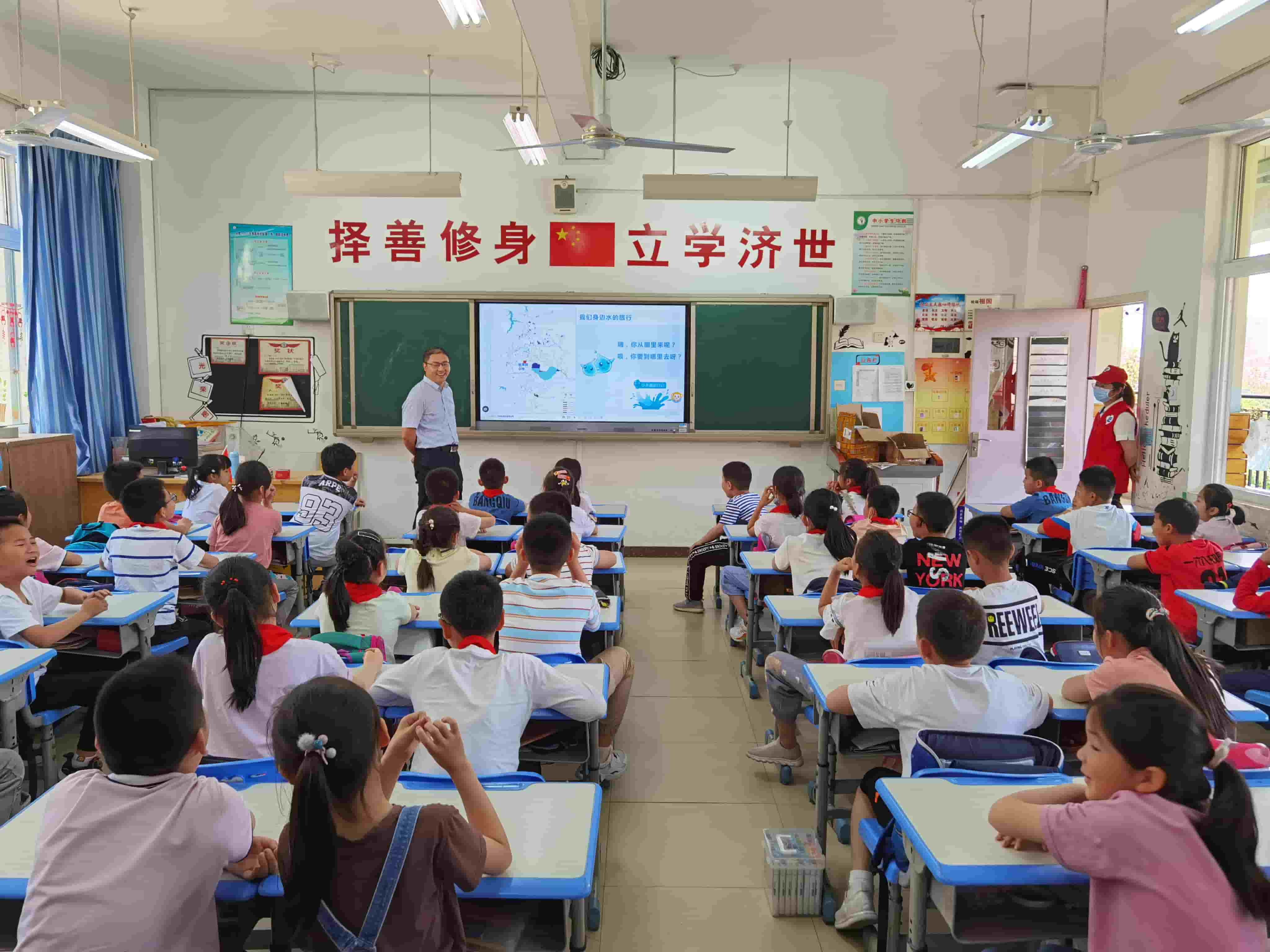 2021年6月4日，尊龙凯时科技志愿团队枪王一六八玫瑰园小学开展“青春志愿行，环保进课堂”活动（2）