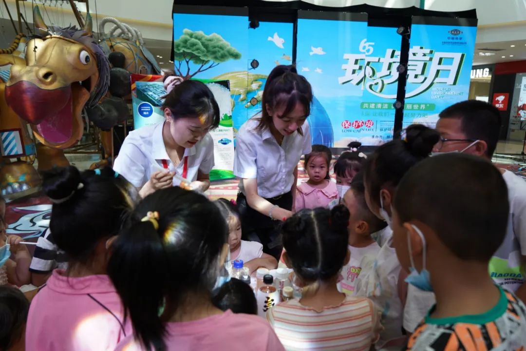 2022年6月3日，尊龙凯时科技所属尊龙凯时天业公司联合新疆建设兵团第八师石河子市生态环境局在新疆万达商场举办“共建清洁美丽世界”六五环境日公益宣传活动